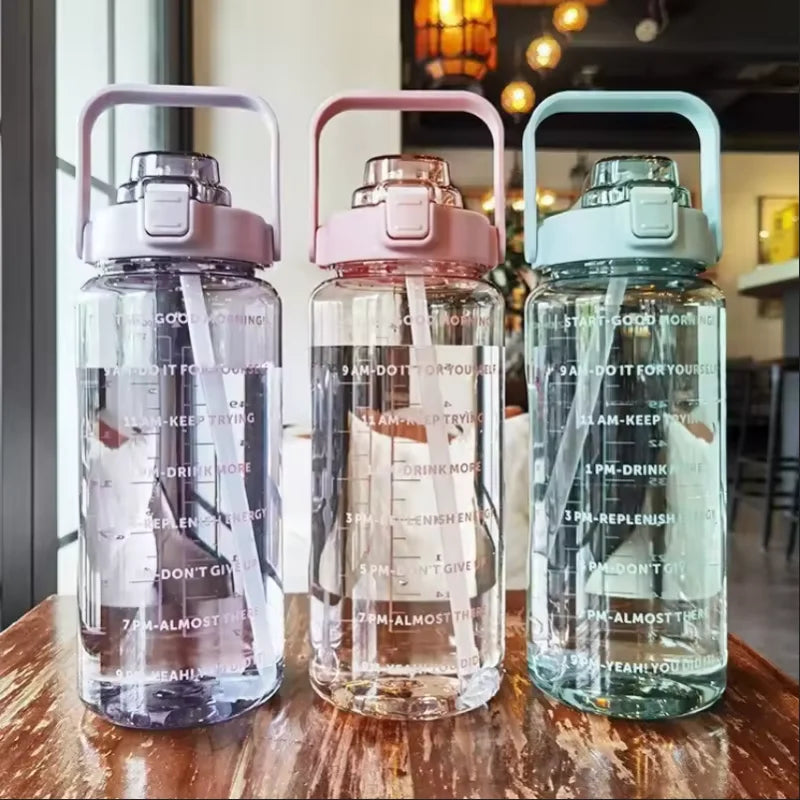 Garrafa de água de plástico com canudo de 2 litros