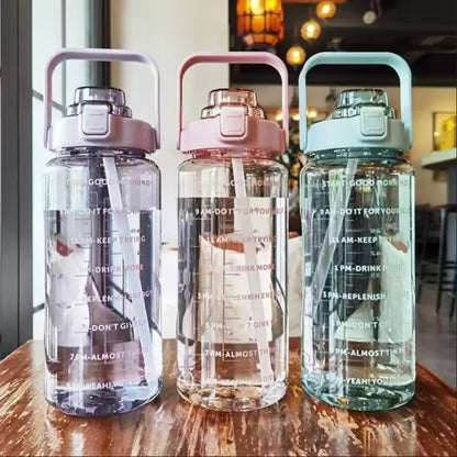 Garrafa de água de plástico com canudo de 2 litros