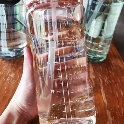 Garrafa de água de plástico com canudo de 2 litros